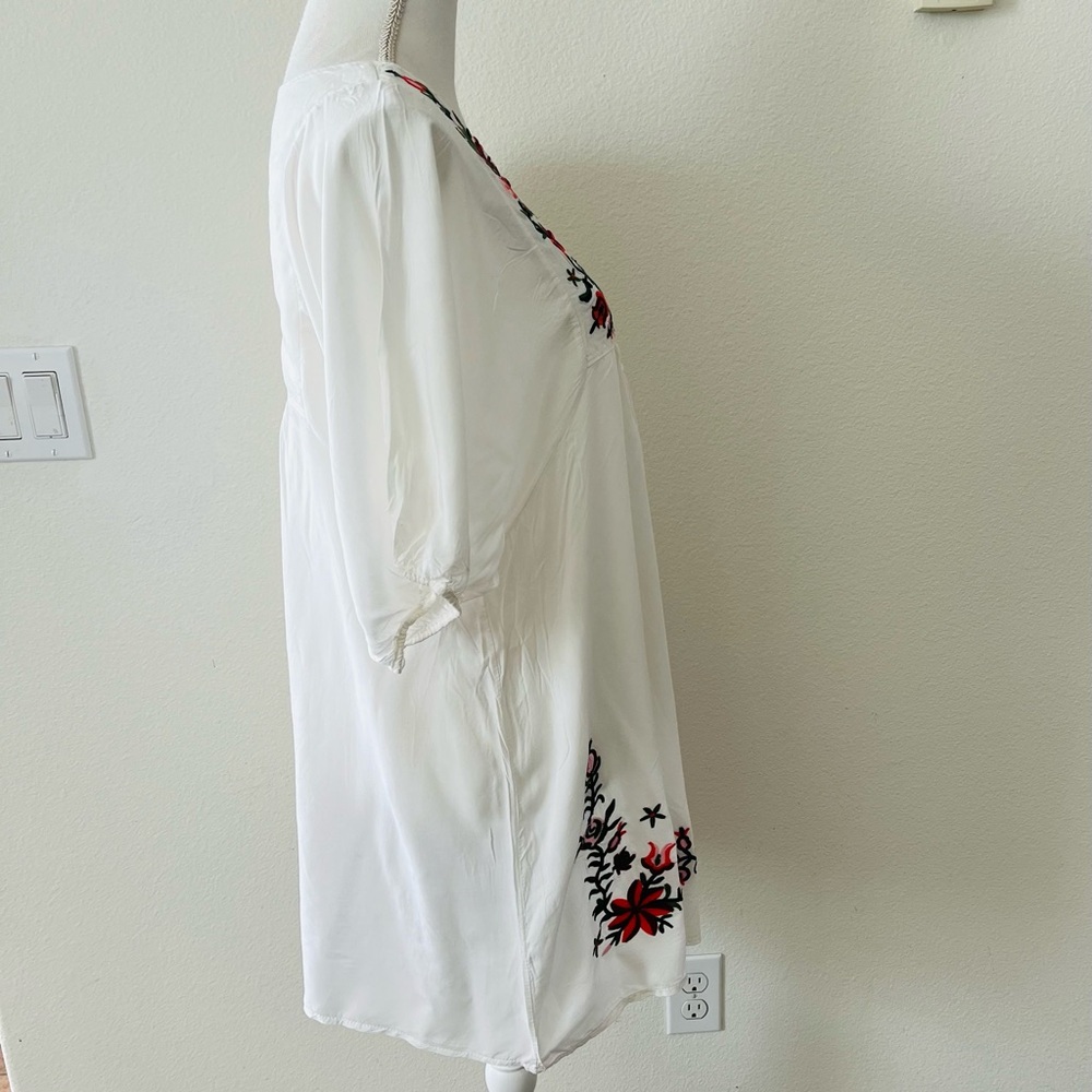 Zaful White Top with Black Logo Neck Label - Picture 4 of 10